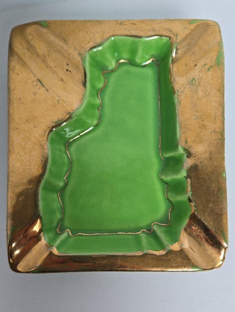 Vintage Green New Hampshire State-Shaped Ceramic Ashtray with Gold Trim - Picture 10 of 14